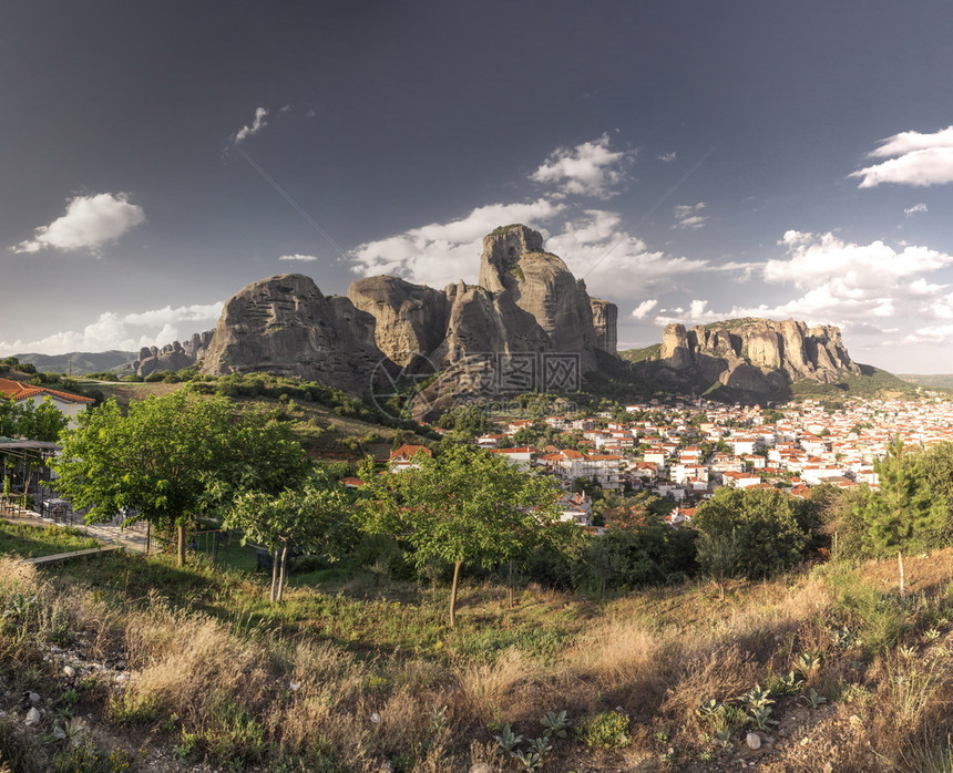 村庄建造景区在阳光明媚的夏日希腊迈泰奥拉山脚下的卡兰巴镇全景图片