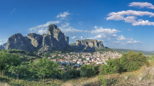脚丫子云在阳光明媚的夏日希腊迈泰奥拉山脚下的卡兰巴镇全景旅行图片