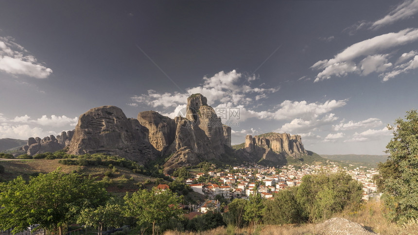脚丫子岩石联合国教科文组织在阳光明媚的夏日希腊迈泰奥拉山脚下的卡兰巴镇全景图片