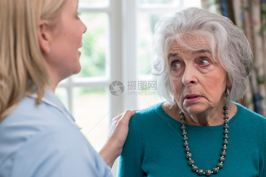 过程在家与受压抑的老年妇女谈话护理员八十年代郁闷图片