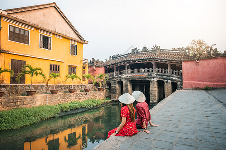 旅游在越南海安与日本遮盖桥旅行的一对夫妇明亮文化图片