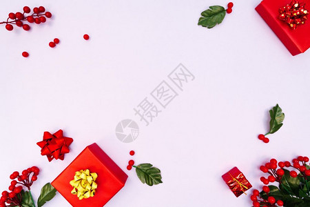 圣诞装饰红色礼物盒紫底的圣诞节冬季和新年概念平板地顶视图复制空间装饰风格时尚灰色的背景图片