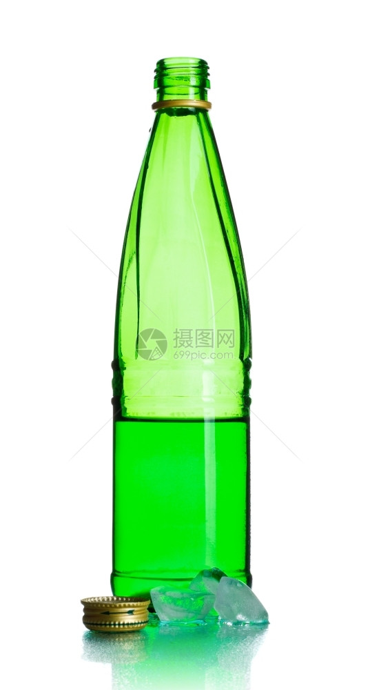 美味的绿色苏打水瓶和冰块白底滴图片