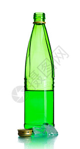 美味的绿色苏打水瓶和冰块白底滴图片