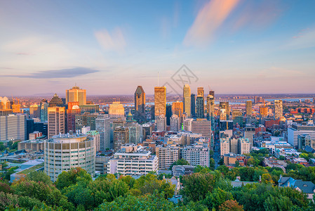 天际线山秋从加拿大日落时顶端的景色看望蒙特利尔市中心的全景天线图片