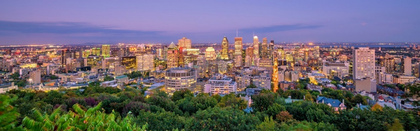 从加拿大日落时顶端的景色看望蒙特利尔市中心的全景天线城市观暮图片
