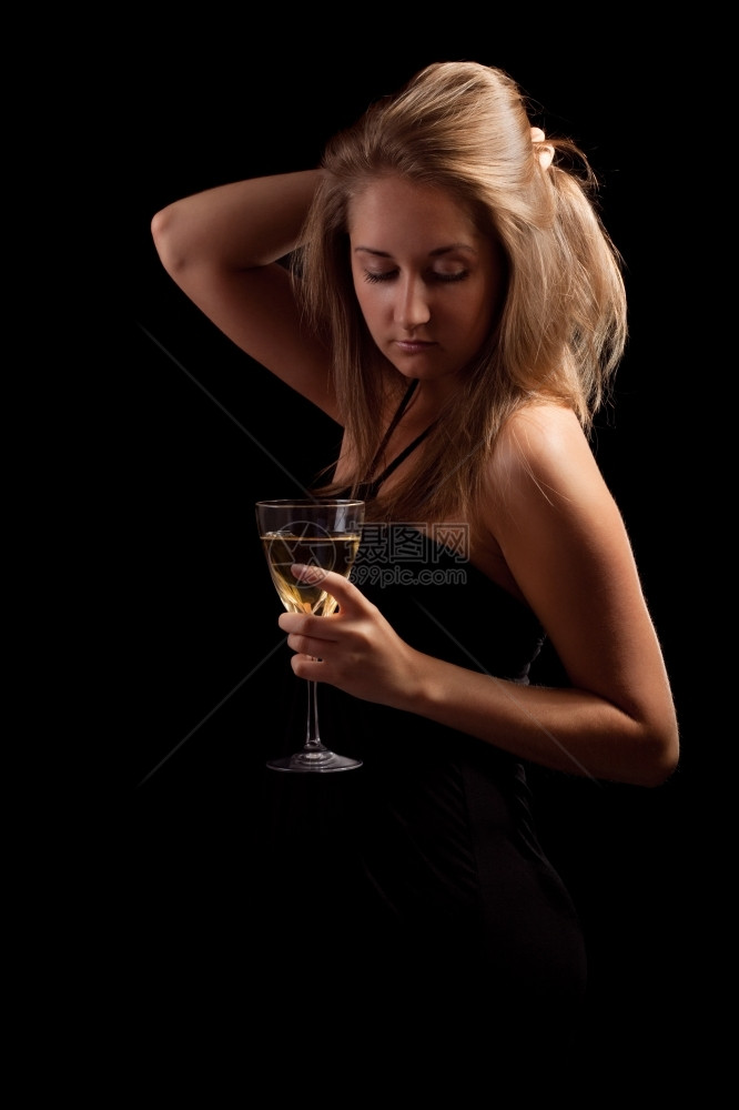 可爱的玻璃美丽女孩有酒杯黑色背景垂直的图片