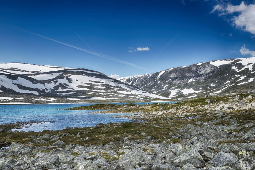 户外Gammlestrynefjellsvegen夏季有雪的北边最美丽汽车道路之一岩石夏天图片