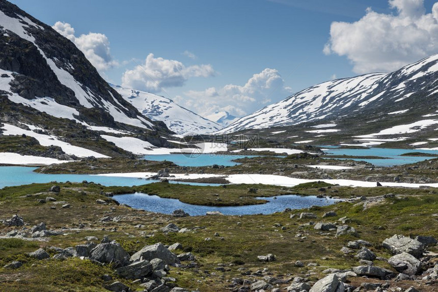 岩石Gammlestrynefjellsvegen夏季有雪的北边最美丽汽车道路之一北方风景优美图片