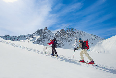 冬季滑雪登山图片