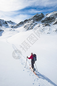 冬季滑雪登山图片