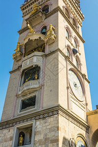 古老的天主教雕像墨西拿大堂尖顶视图意大利西里岛图片