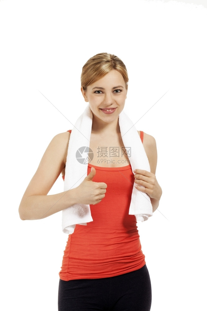 娱乐带着白毛巾在背景上露出大拇指的年轻微笑着健康女人身上在白色背景上举起大拇指瑜伽红色的图片
