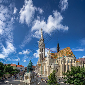 假定教会匈牙利布达佩斯1802年匈牙利布达佩斯城堡假定教堂匈牙利布达佩斯位于匈牙利布达佩斯圣马提亚一个阳光明媚的夏日晨间教堂宗镇加冕礼背景