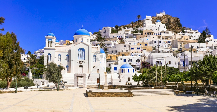 正方形传统的粉饰希腊美丽岛屿IosCycladesWhitewashdished传统房屋包括图画村Chora广场和市中心的教堂图片