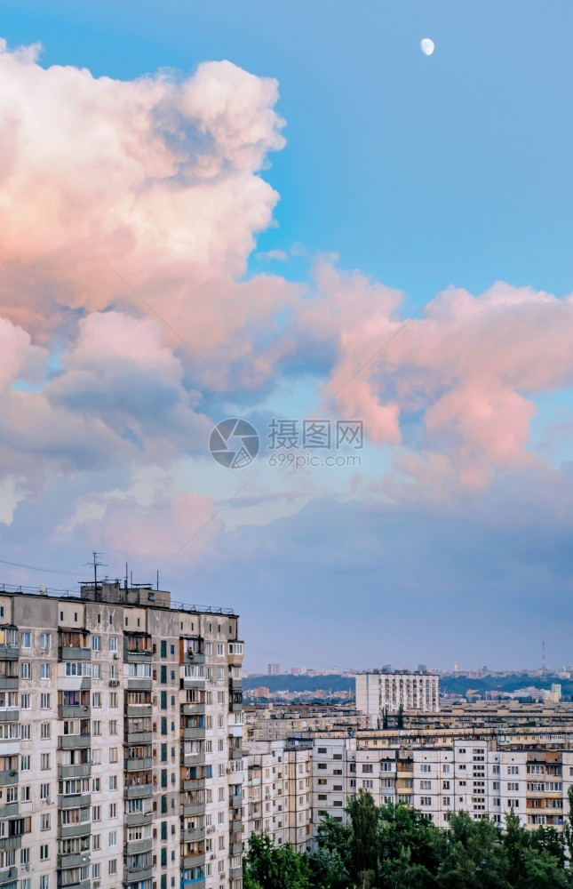 现代的乌克兰基辅Obolon区乌克兰Kiska地铁站附近的Obolon区高楼天空和月球中的粉红色大云瓜拉纳皮地标图片