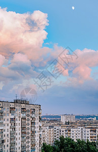 卡通过月球现代的乌克兰基辅Obolon区乌克兰Kiska地铁站附近的Obolon区高楼天空和月球中的粉红色大云瓜拉纳皮地标背景