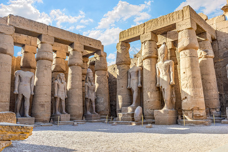 吸引人的王卢克索寺神像和柱子埃及卢克索寺的神像古老图片