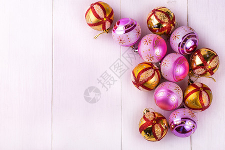 分散在白木桌上的彩色圣诞装饰品紫金的团体图片