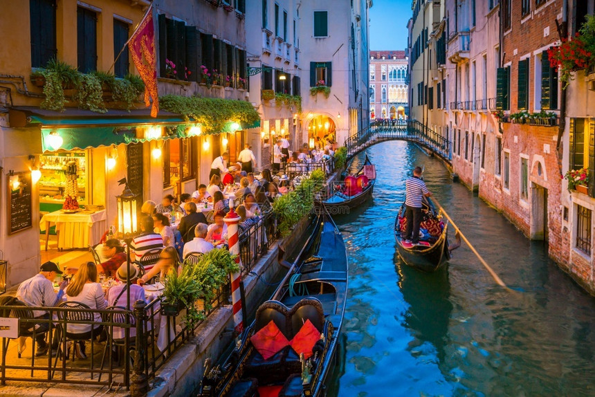 街道文化意大利语夜里威尼斯运河的景象图片