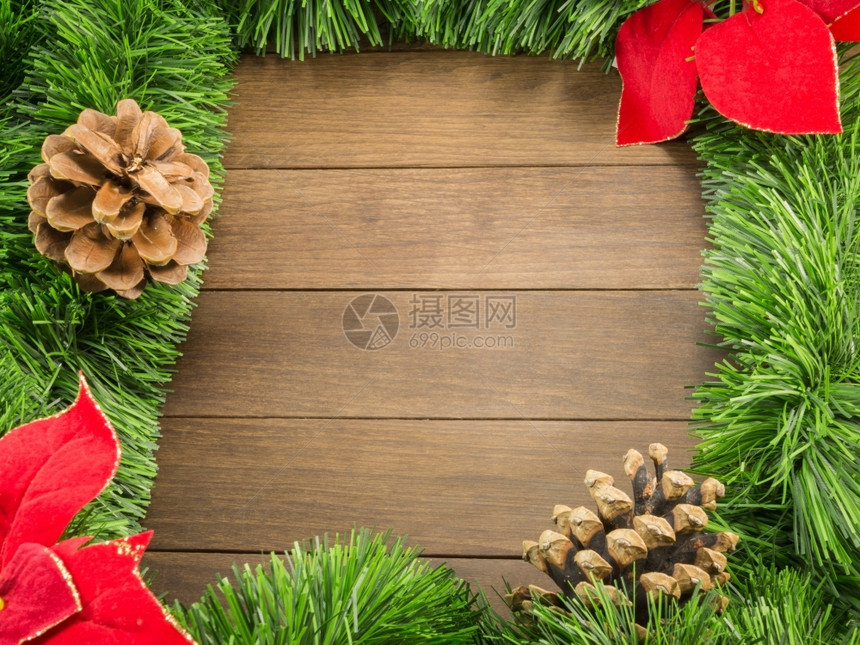 木制背景的圣诞节装饰季品树图片
