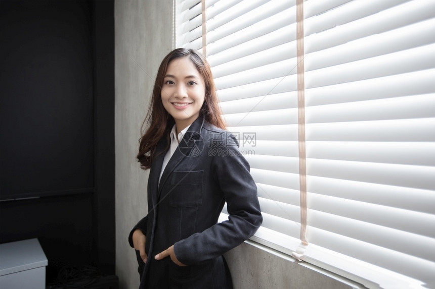 常设亚洲女商人在办公室工作时笑着高兴的容亚洲人自信的图片
