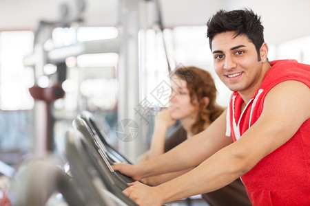 朋友们参加健身房自行车运动的人照片在健身房修脚踏车白色的在职图片