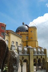 黄色的著名宫殿和葡萄牙七大奇迹之一颜色地标图片