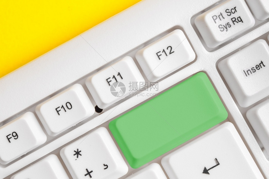 白色Pc键盘有空白笔记纸在键之上有空便记纸复制空间商业概念并带有便笺和Pc键盘的彩色填充组合键盘空版间在白色副本上方CpaceB图片