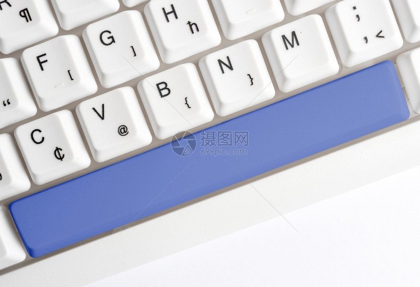 白色的Pc键盘有空白笔记纸在键之上有空便记纸复制空间商业概念并带有便笺和Pc键盘的彩色填充组合键盘空版间在白色副本上方Cpace图片