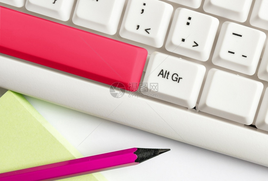 桌面笔记本电脑白色Pc键盘有空白笔记纸在键之上有空便记纸复制空间商业概念并带有便笺和Pc键盘的彩色填充组合键盘空版间在白色副本上图片