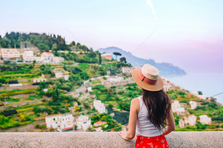 意大利阿马尔菲海岸背景上戴草帽的美女意大利暑假阿马尔菲海岸背景波西塔诺村的年轻女子旅行白种人稻草图片