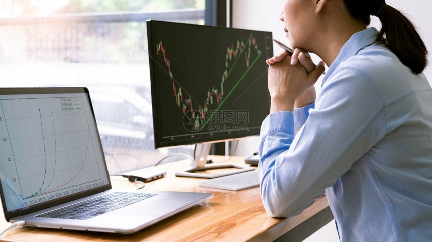 技术信息办公室屏幕上正式服装分析图中的股票市场经纪商投资概念在公司内部的电脑屏幕上图片