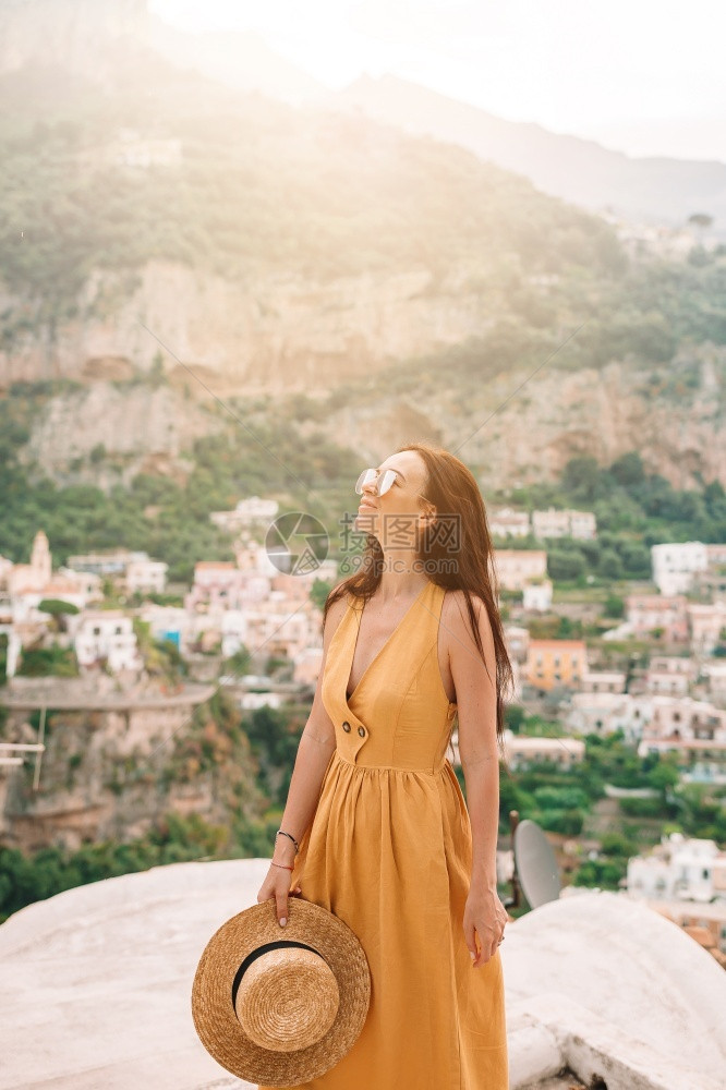 白种人浪漫的意大利阿马尔菲海岸意大利村庄的年轻女子意大利暑假阿马尔菲海岸背景波西塔诺村的年轻女子图片
