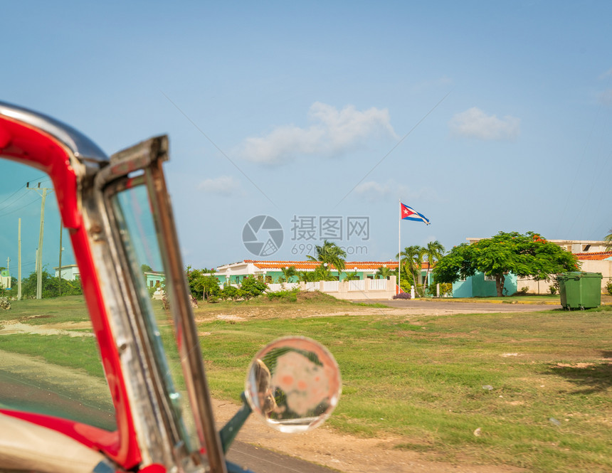 CubaVaradero在古巴右侧的老美国经典车内观看Sunnyday户外城市景观旅游图片