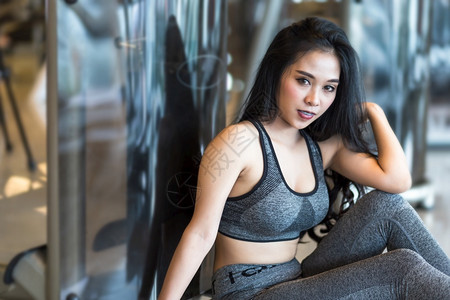 参加体操室内健身俱乐部和康俱乐部的亚洲妇女有运动设备具健身背景体育锻练设备运动型吸引人的嬉戏图片