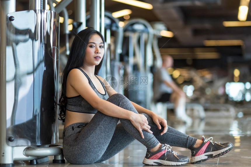 参加体操室内健身俱乐部和康俱乐部的亚洲妇女有运动设备具健身背景体育锻练设备运动的女士图片
