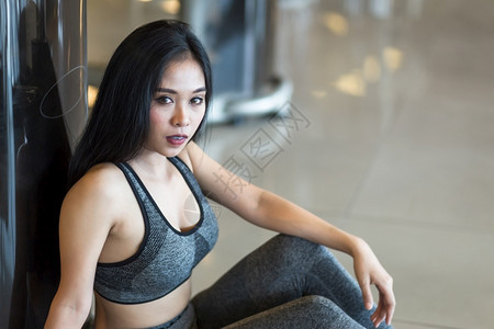 健美随意的丽参加体操室内健身俱乐部和康俱乐部的亚洲妇女有运动设备具健身背景体育锻练设备图片