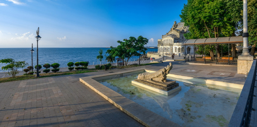 全景发现老的罗马尼亚康斯坦察07921罗马尼亚康斯坦察的渔民纪念碑在阳光明媚的夏日早晨罗马尼亚康斯坦察的渔民纪念碑图片