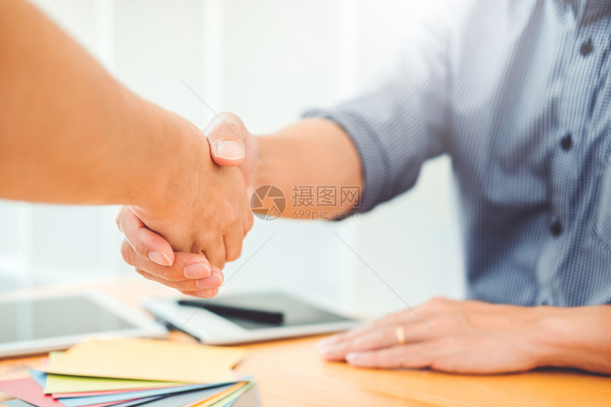 男人调色板战略两次图形化设计师握手会议和在工作场所使用图形平板电脑图片