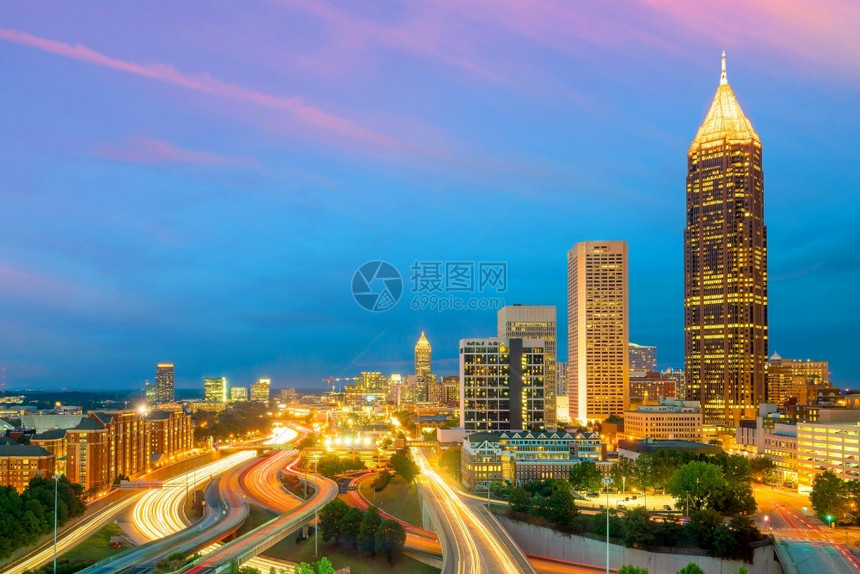 美国佐治亚州特兰大市日落时天线建筑学城市的景观图片