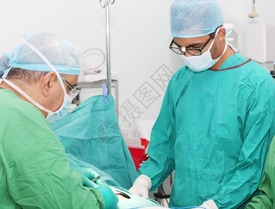 在手术室工作的外科医生图片