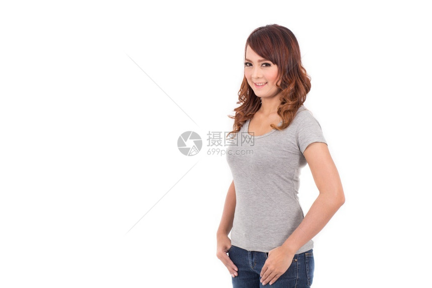 快乐的穿着白色背景灰T恤的快乐少女吸引人的指点图片