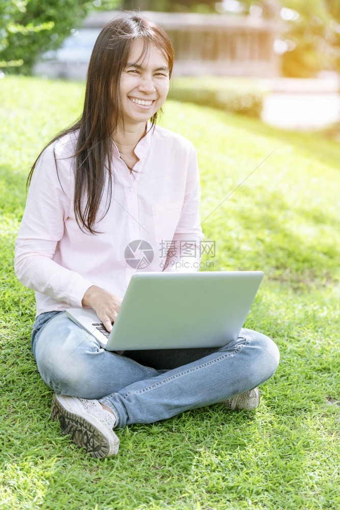个人电脑所有者使用笔记本和手在键盘主机办公室打字的笔记本工作妇女在科罗纳检疫期间从事膝上型计算机快乐创业者务的妇女Corona检图片