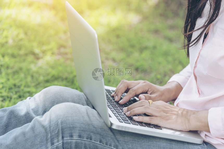 笔记本电脑使用和手在键盘主机办公室打字的笔记本工作妇女在科罗纳检疫期间从事膝上型计算机快乐创业者务的妇女Corona检疫期间社会图片