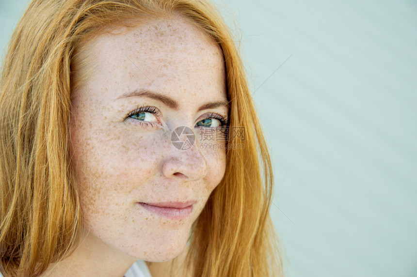 白种人皮肤护理脸在户外有雀斑的年轻华丽高加索姜女孩的特写自然正面肖像健康的生活方式美丽自然的概念有红头发和雀斑的年轻女孩图片