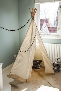 白色帐篷ChildrenrsquosTeepee帐篷儿童游戏斯堪的纳维亚设计多彩帐篷斯堪的纳维亚设计棚屋装饰丰富多彩背景