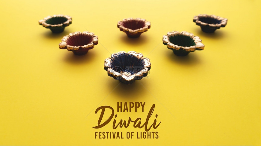 丰富多彩的火焰排灯节快乐Dipavali期间的粘土Diya灯印度教节庆祝五颜六色的传统油灯diya问候图片