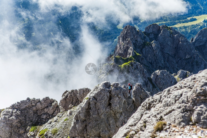 爬奥地利阿尔卑斯山的Ferratakonigsjodler惊人的徒步旅行图片
