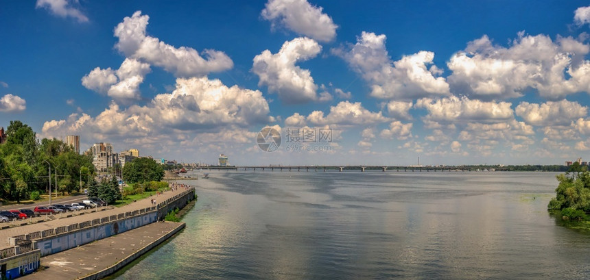 宽的目地第聂伯河乌克兰07182乌克兰第聂伯河和堤岸的大尺寸全景阳光明媚的夏日早晨乌克兰第聂伯河和堤岸船图片